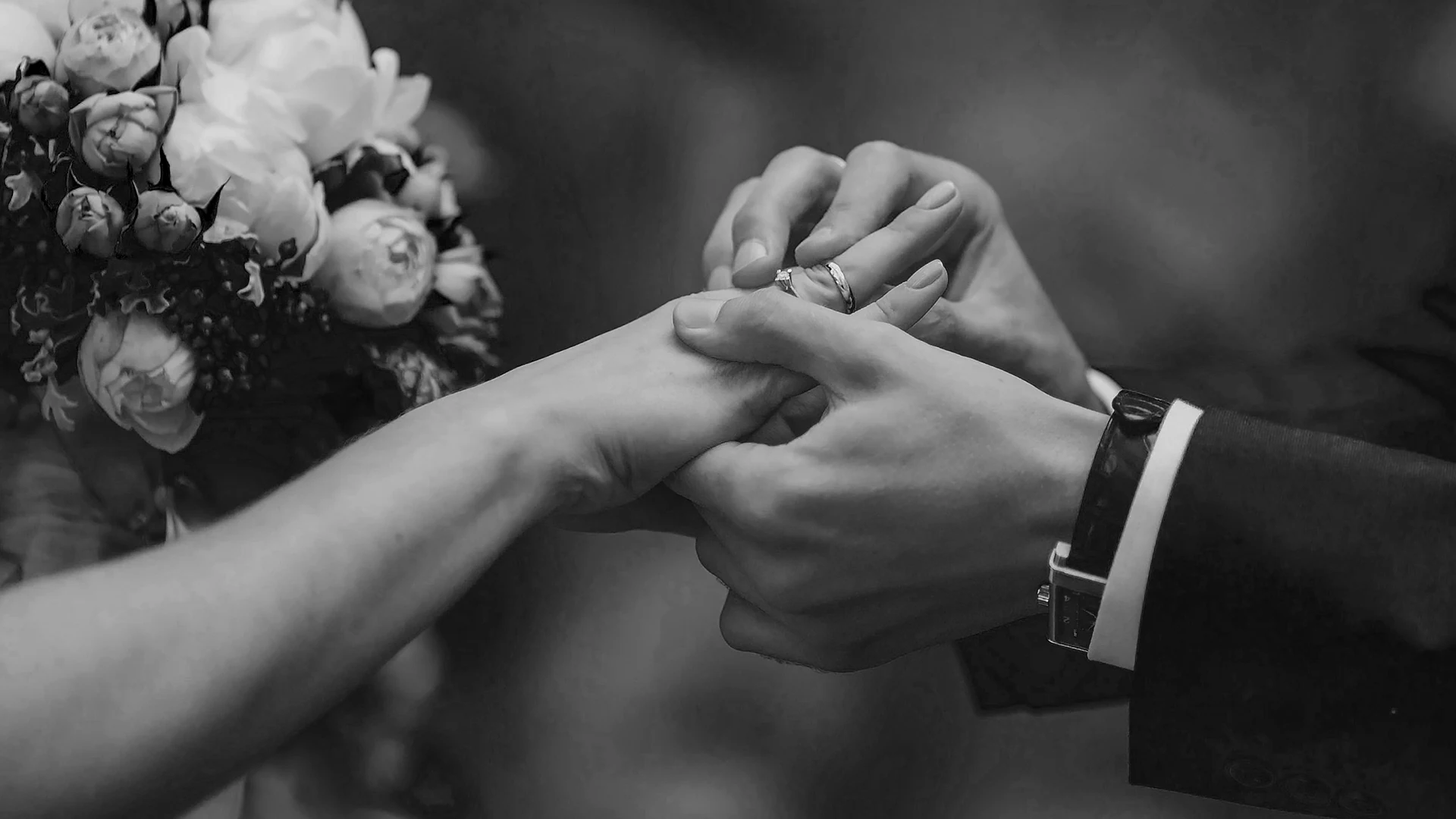 Los anillos de boda en manos de la pareja