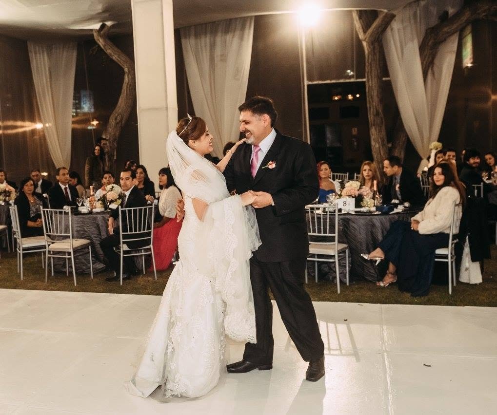 La novia baila con su padre ante los invitados